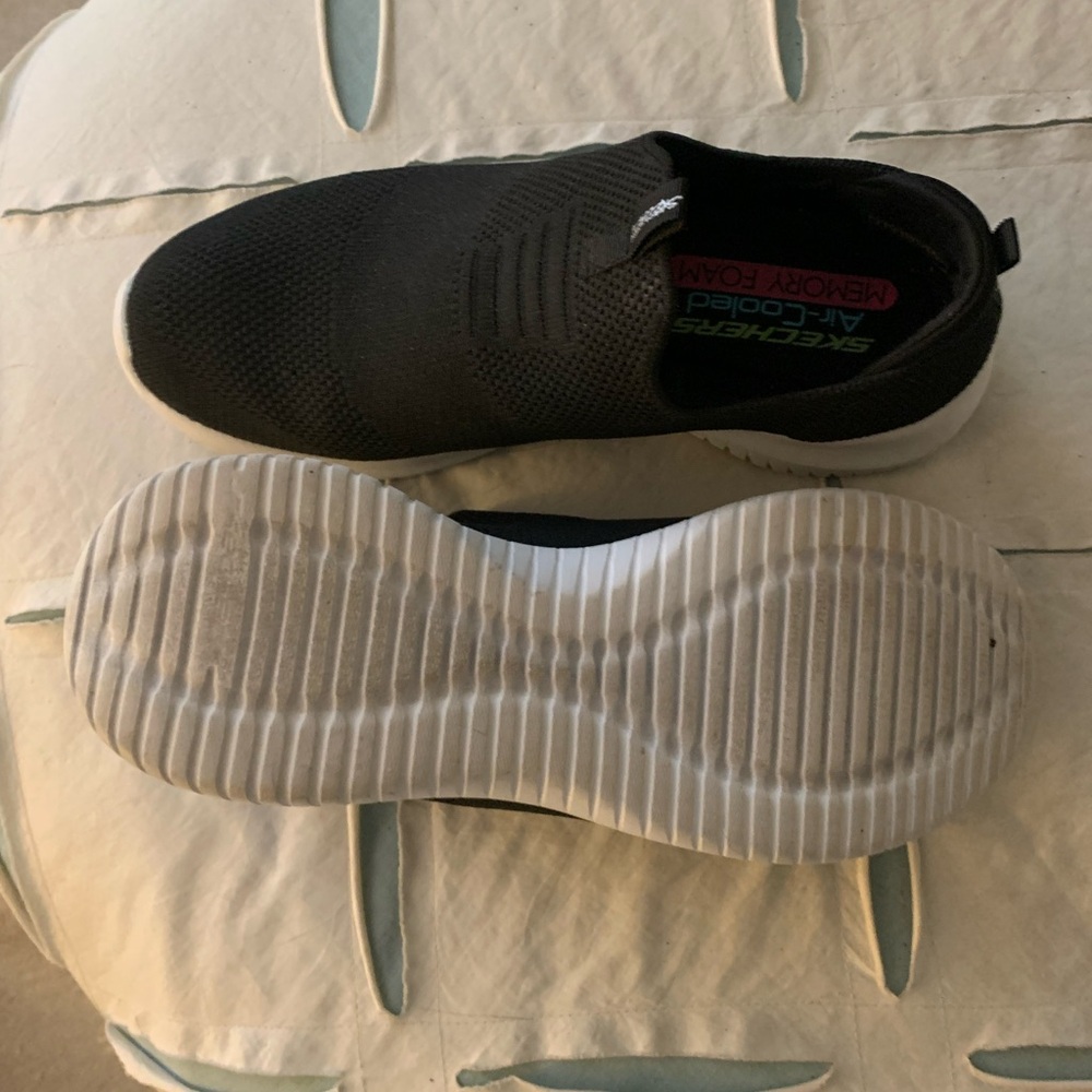 USED BUT NOT ABUSED PAIR OF SKECHERS SLIDE ON SHOES SIZE 8.
